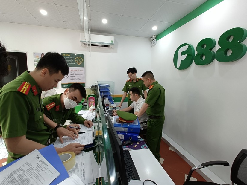 Công an Bắc Giang kiểm tra hành chính cơ sở F88 trên đường Lê Lợi, TP Bắc Giang. Ảnh: Công an Bắc Giang