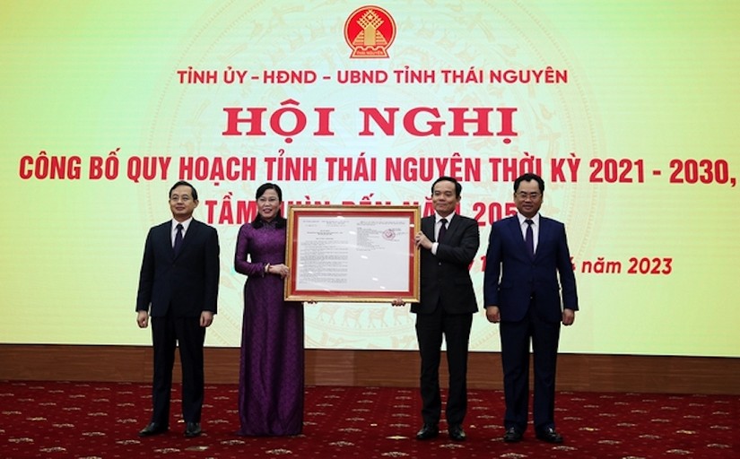 Phó Thủ tướng Trần Lưu Quang trao Quyết định về việc phê duyệt Quy hoạch tỉnh Thái Nguyên cho lãnh đạo tỉnh.