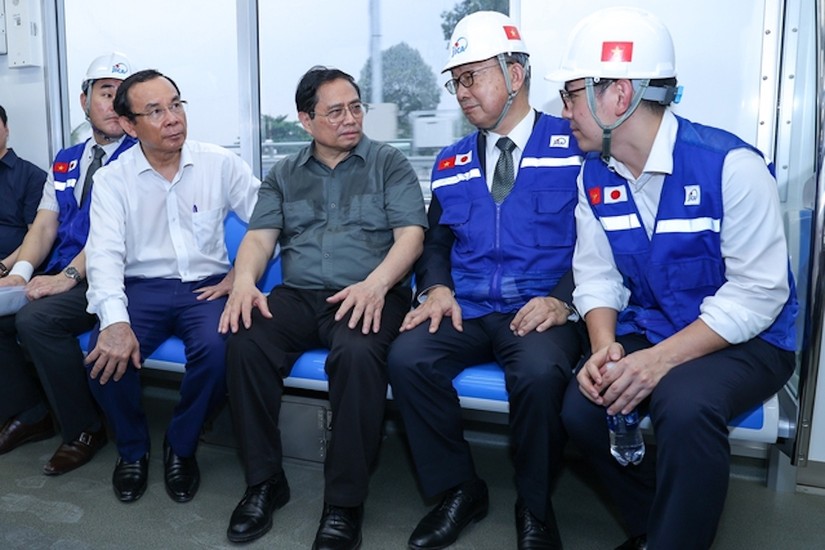 Thủ tướng đi thử nghiệm tàu metro Bến Thành - Suối Tiên. Ảnh: VGP