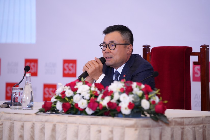 Chủ tịch SSI Nguyễn Duy Hưng trao đổi với cổ đông.