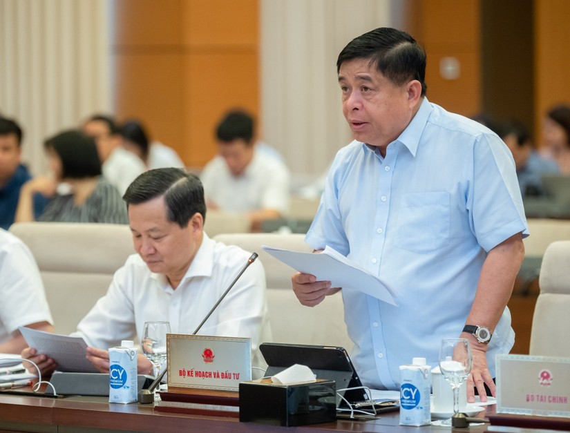 Bộ trưởng KH&ĐT Nguyễn Chí Dũng trình bày báo cáo của Chính phủ. Ảnh: Quochoi