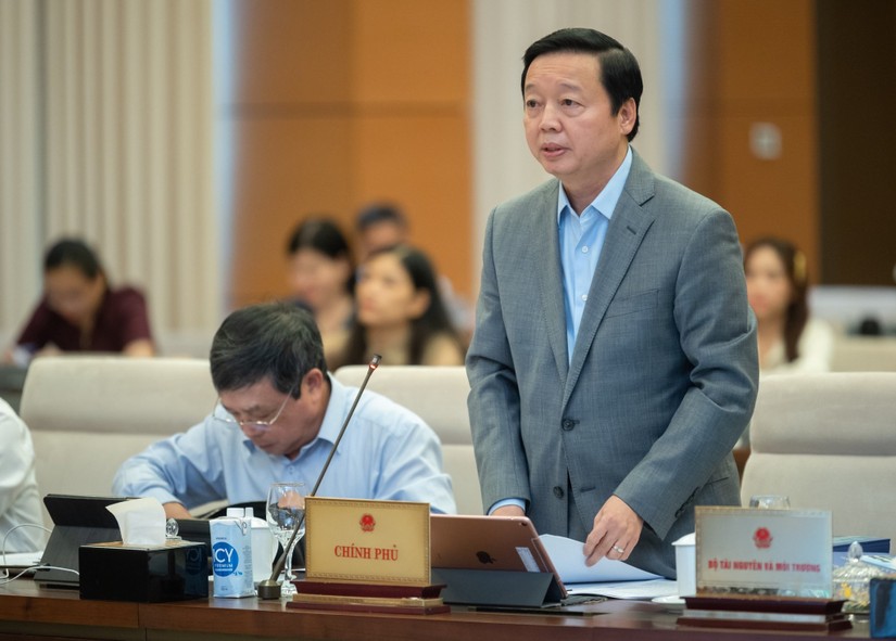 Phó Thủ tướng Trần Hồng Hà trình bày về dự án Luật Đất đai sửa đổi sau khi lấy ý kiến nhân dân. Ảnh: Quochoi