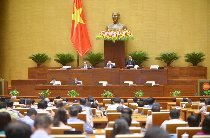 Phó Chủ tịch Quốc hội Nguyễn Khắc Định điều hành phiên thảo luận. Ảnh: Quochoi