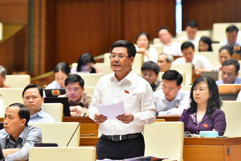 Bộ trưởng Nguyễn Hồng Diên giải trình trước Quốc hội.