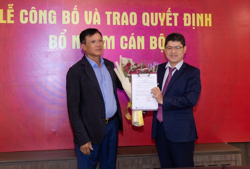Ông Nguyễn Thiện Tuấn - Chủ tịch DIG trao quyết định bổ nhiệm tổng giám đốc cho ông Nguyễn Quang Tín (phải).