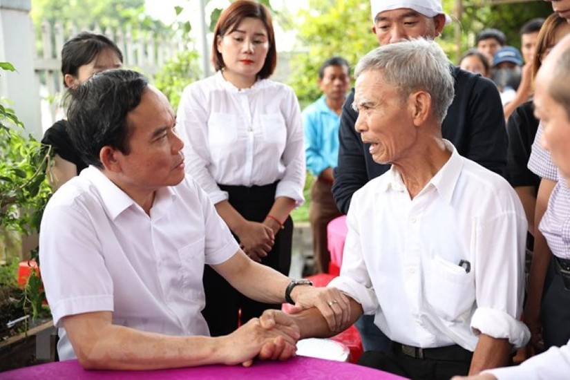 Phó Thủ tướng Trần Lưu Quang thăm hỏi, động viên gia đình nạn nhân. Ảnh: TTXVN