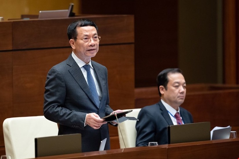 Bộ trưởng Nguyễn Mạnh Hùng giải trình về các vấn đề đại biểu nêu liên quan đến Luật Viễn thông sửa đổi. Ảnh: Quochoi