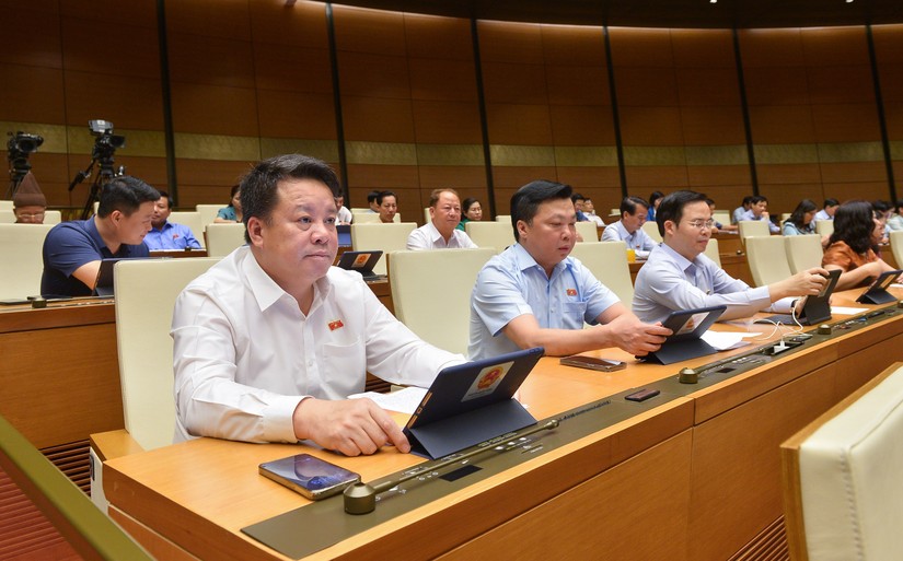 Các đại biểu nghe báo cáo giải trình, tiếp thu trước khi thông qua Luật Đấu thầu sửa đổi. Ảnh: Quochoi.vn