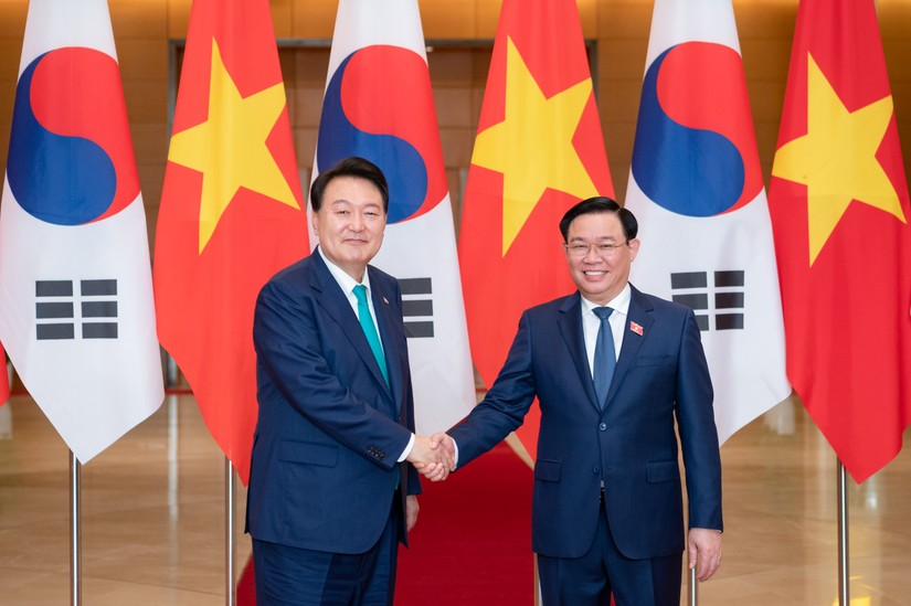 Chủ tịch Quốc hội Vương Đình Huệ và Tổng thống Hàn Quốc Yoon Suk Yeol. Ảnh: Quochoi