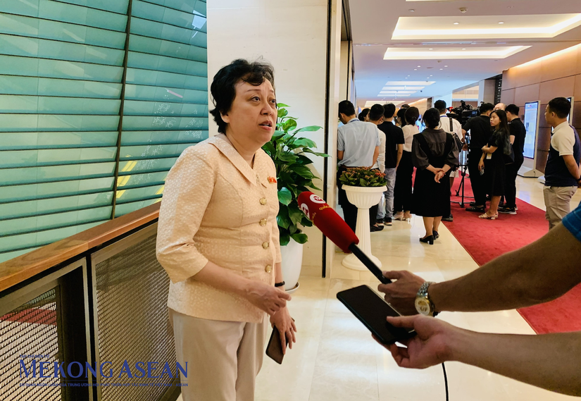 Đại biểu Phạm Khánh Phong Lan trao đổi với các phóng viên. Ảnh: Đinh Nhung