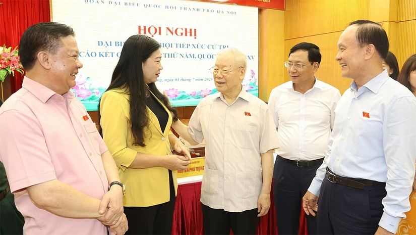 Tổng Bí thư Nguyễn Phú Trọng và các đại biểu Quốc hội tiếp xúc cử tri Hà Nội. Ảnh: Đại biểu Nhân dân