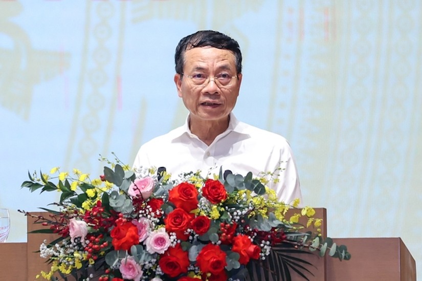Bộ trưởng Bộ TT&TT Nguyễn Mạnh Hùng báo cáo tại Hội nghị. Ảnh: VGP