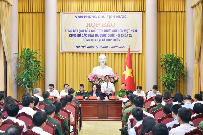 Phó Chủ nhiệm Văn phòng Chủ tịch nước Phạm Thanh Hà công bố Lệnh của Chủ tịch nước.