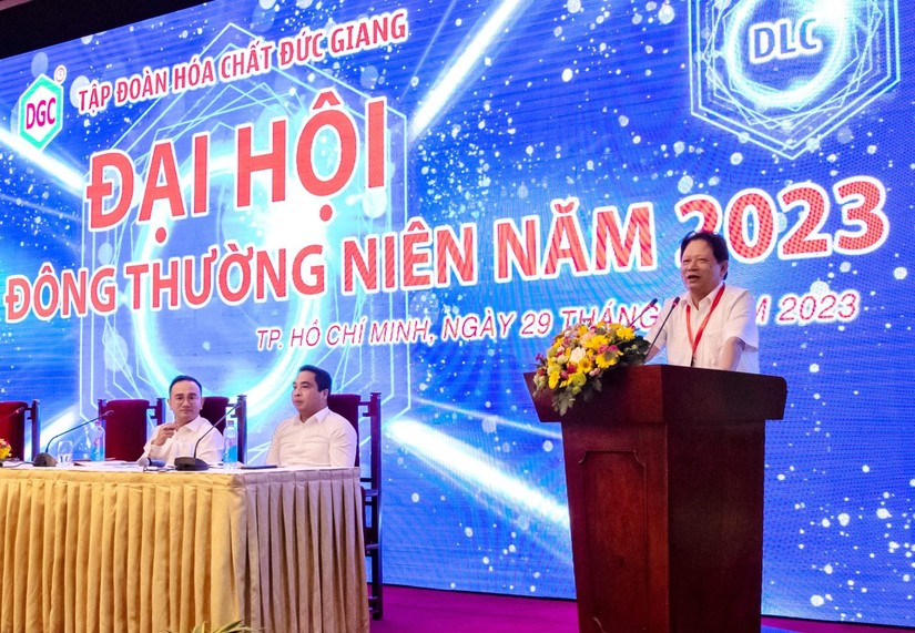 Ông Đào Hữu Huyền - Chủ tịch HĐQT Hóa chất Đức Giang phát biểu tại ĐHĐCĐ thường niên 2023.