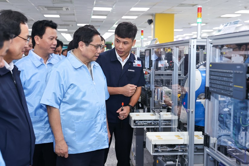Thủ tướng Phạm Minh Chính tham quan dây chuyền sản xuất thiết bị điện tử của Samsung. Ảnh: VGP