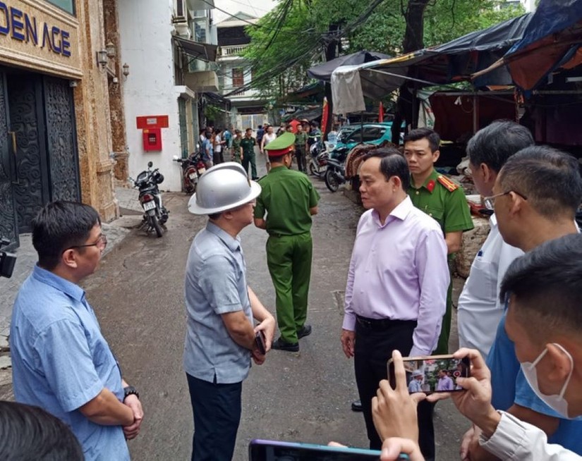 Phó Thủ tướng Trần Lưu Quang có mặt tại hiện trường kiểm tra, nắm tình hình vụ cháy. Ảnh: VGP