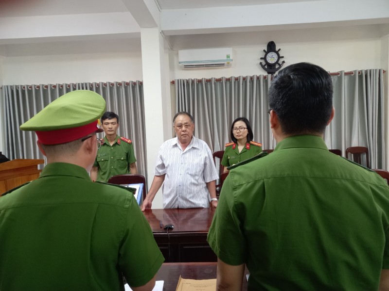 Công an tỉnh Phú Yên tống đạt quyết định khởi tố bị can Đỗ Duy Vinh. Ảnh: CAND