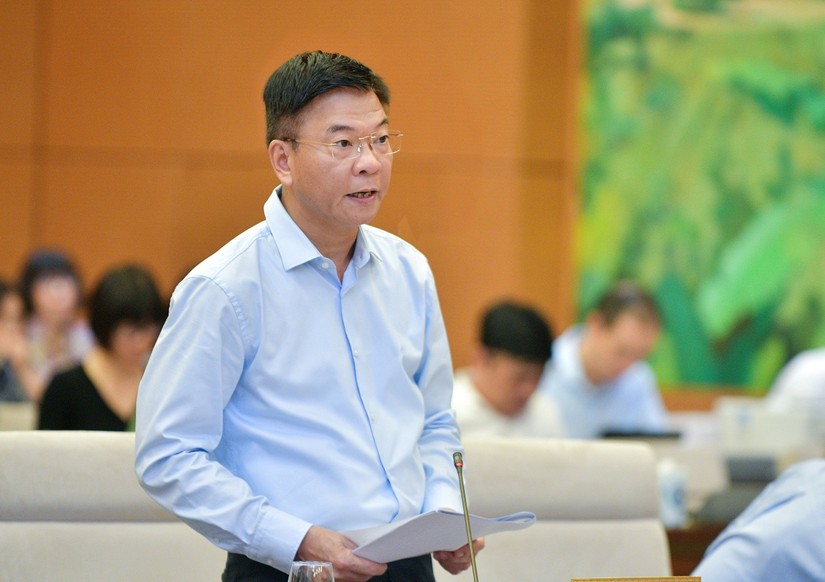 Bộ trưởng Tư pháp Lê Thành Long báo cáo về Luật Thủ đô (sửa đổi). Ảnh: CTTĐT Quốc hội