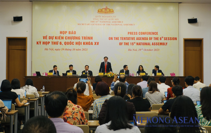 Tổng Thư ký, Chủ nhiệm Văn phòng Quốc hội Bùi Văn Cường chủ trì họp báo.