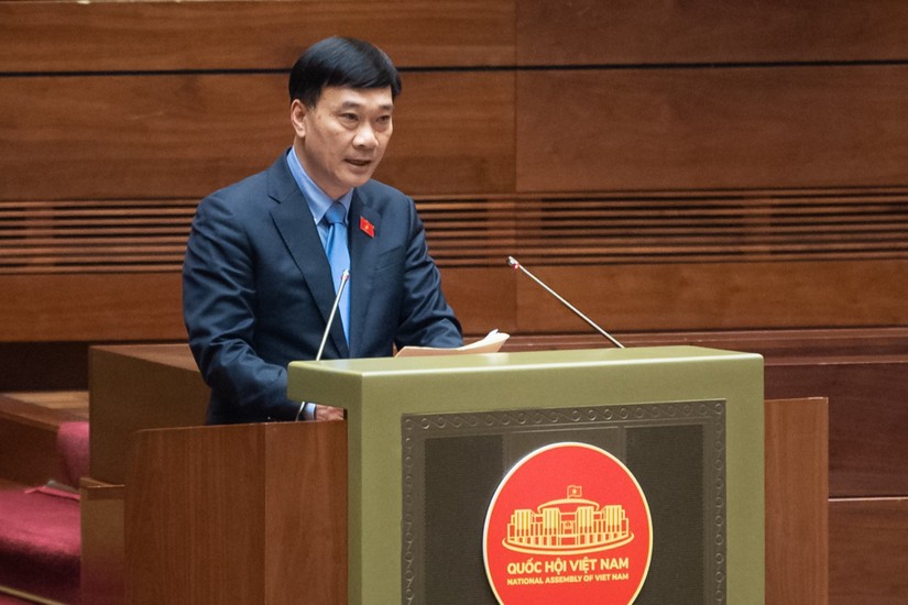 Chủ nhiệm UBKT Vũ Hồng Thanh trình bày báo cáo thẩm tra.