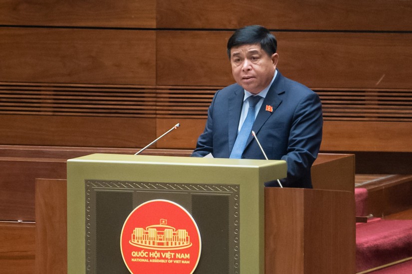 Bộ trưởng KH&ĐT Nguyễn Chí Dũng trình bày Tờ trình của Chính phủ.