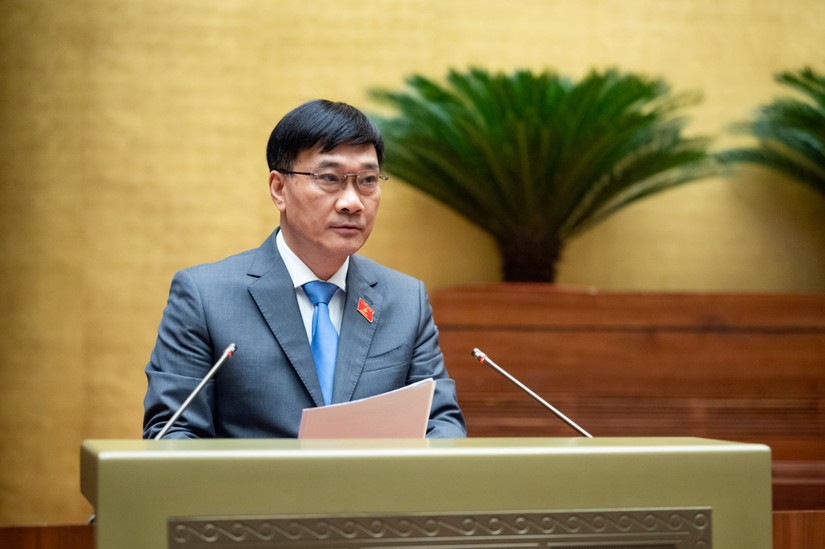 Chủ nhiệm Ủy ban Kinh tế Vũ Hồng Thanh trình bày báo cáo thẩm tra dự án Luật sửa đổi, bổ sung một số điều của Luật Đấu giá tài sản.