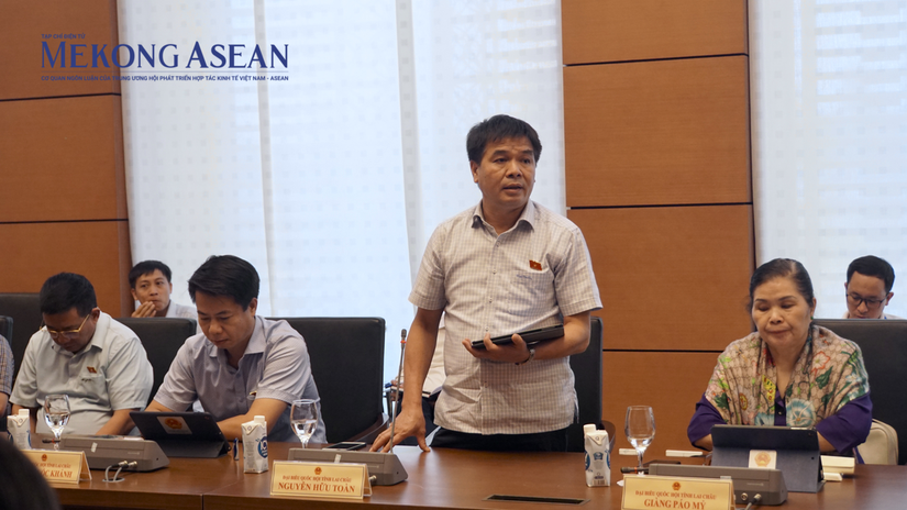 Ông Nguyễn Hữu Toàn - Phó Chủ nhiệm Uỷ ban Tài chính, Ngân sách của Quốc hội phát biểu tại tổ.