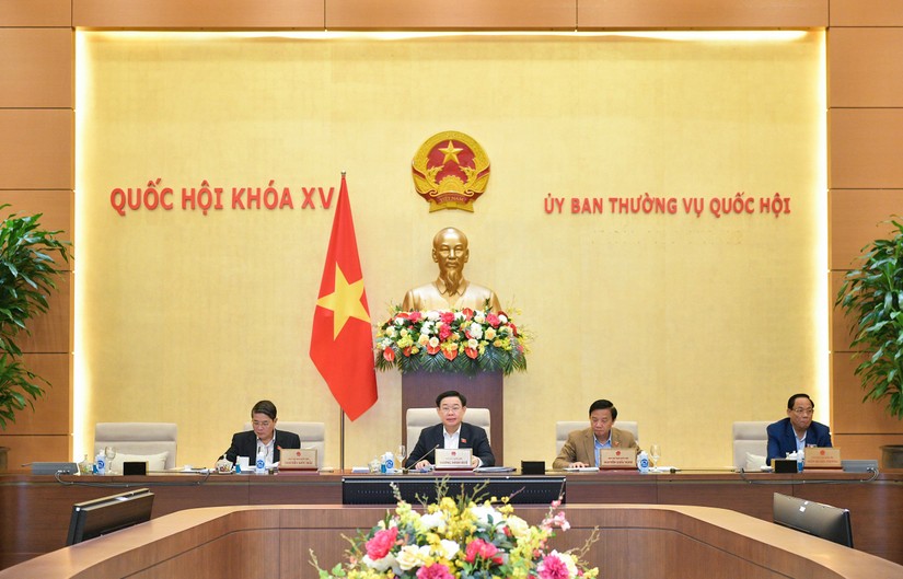 Chủ tịch Quốc hội Vương Đình Huệ chủ trì và điều hành phiên họp.
