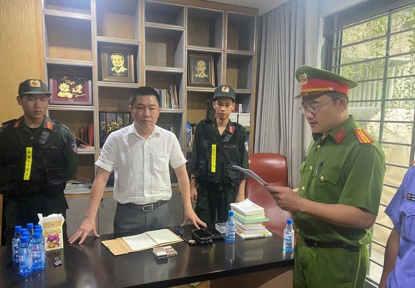 Công an đọc quyết định khởi tố, bắt tạm giam ông Nguyễn Khánh Hưng. Ảnh: Công an tỉnh Đồng Nai