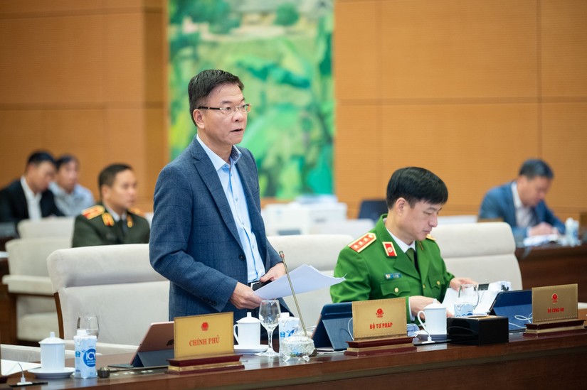 Bộ trưởng Bộ Tư pháp Lê Thành Long trình bày Tờ trình đề nghị bổ sung một số dự án luật vào Chương trình xây dựng luật, pháp lệnh năm 2024. Ảnh: CTTĐT Quốc hội