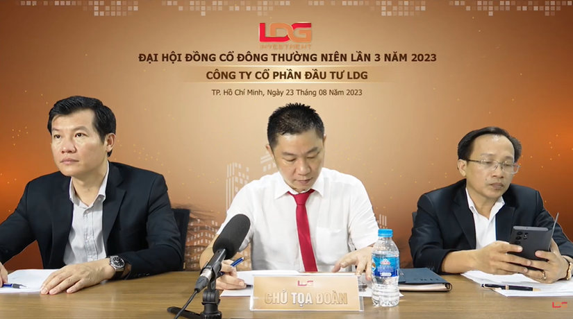 Ông Ngô Văn Minh (trái) giữ chức chủ tịch HĐQT LDG thay cho ông Nguyễn Khánh Hưng (giữa).