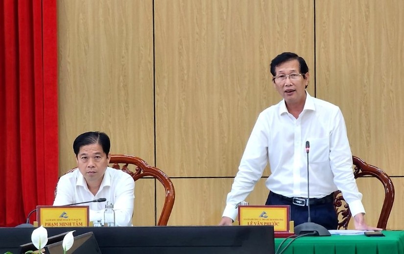 Ông Lê Văn Phước, Phó Chủ tịch UBND tỉnh An Giang (đứng). 