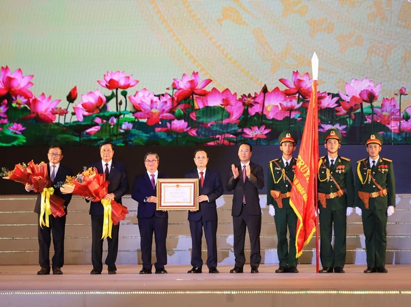 Chủ tịch nước trao Huân chương Lao động hạng Nhất cho Đảng bộ, chính quyền và nhân dân TP Cần Thơ. 