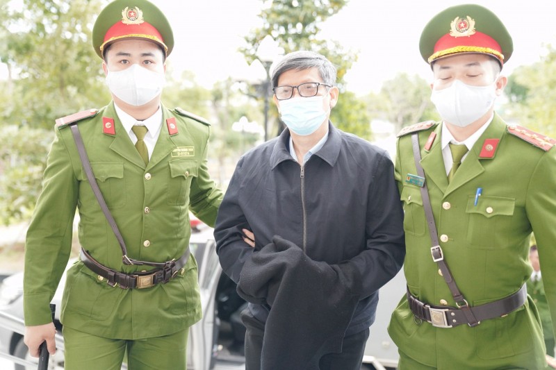Cựu Bộ trưởng Bộ Y tế Nguyễn Thanh Long được dẫn giải đến tòa. Ảnh: CAND
