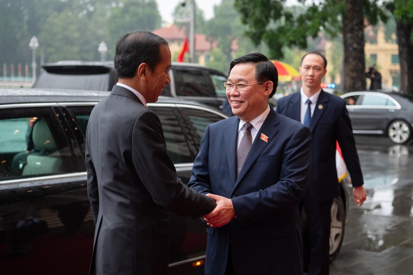 Chủ tịch Quốc hội Vương Đình Huệ đón Tổng thống Joko Widodo.
