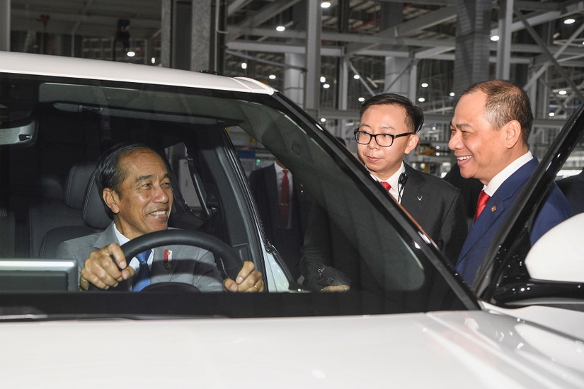Tổng thống Indonesia cầm lái xe điện VinFast.