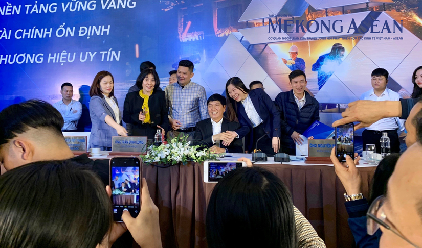 Chủ tịch HPG Trần Đình Long giao lưu với cổ đông tại ĐHĐCĐ thường niên 2023.