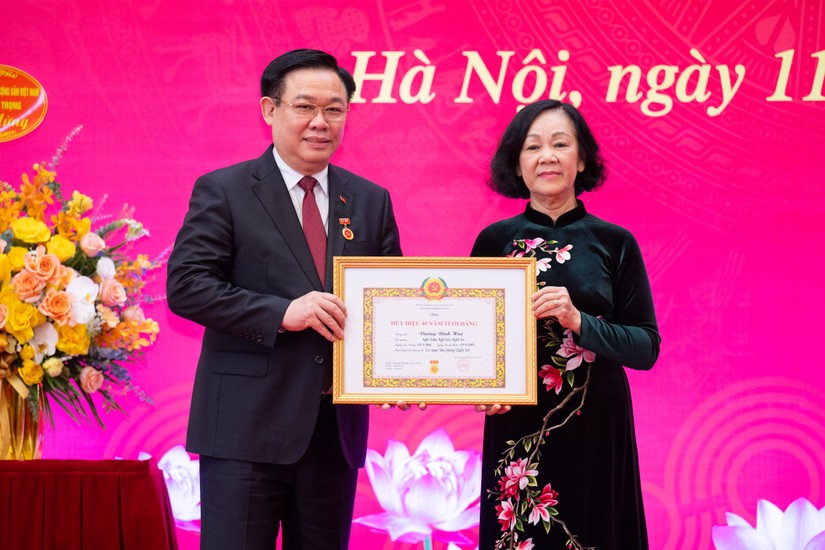 Trưởng Ban Tổ chức Trung ương Trương Thị Mai trao Huy hiệu 40 năm tuổi Đảng cho Chủ tịch Quốc hội Vương Đình Huệ. Ảnh: CTTĐT Quốc hội