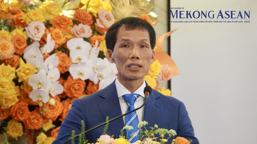 Ông Đoàn Văn Bình - Chủ tịch CEO chia sẻ với cổ đông.