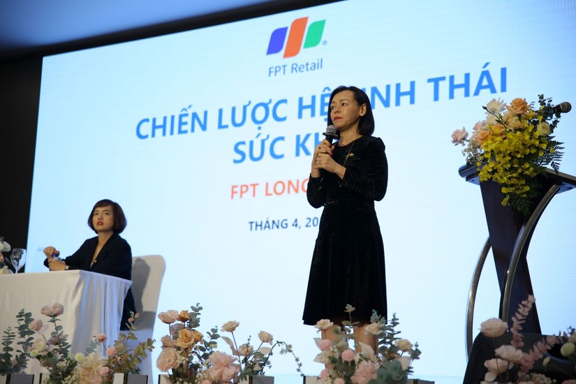 Bà Nguyễn Bạch Điệp - Chủ tịch HĐQT FPT Retail chia sẻ với cổ đông.