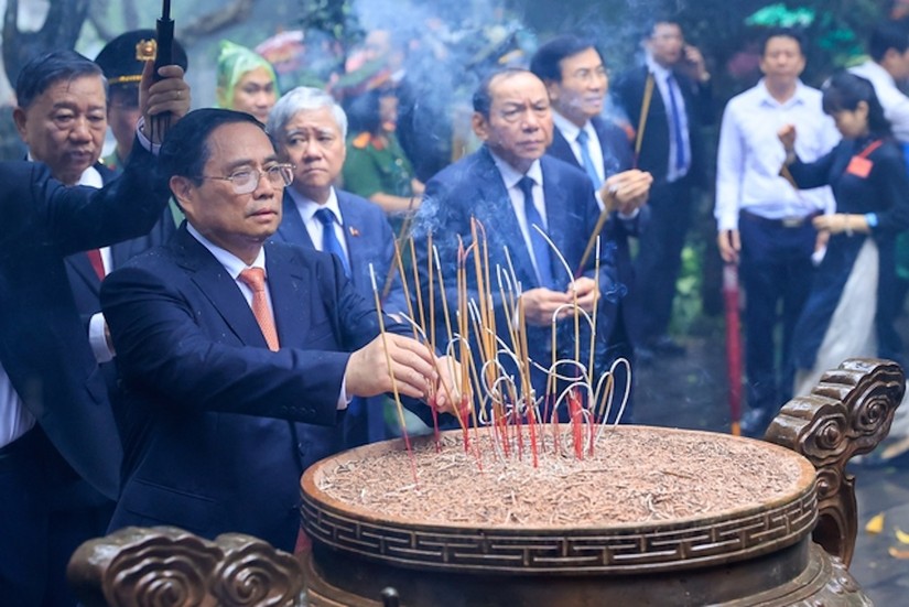 Thủ tướng Phạm Minh Chính dâng hương tưởng niệm các Vua Hùng. Ảnh: VGP