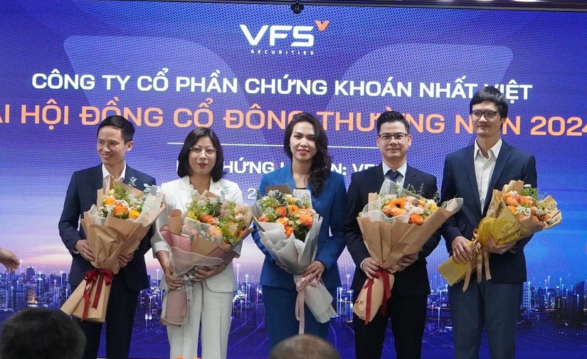 Bà Nghiêm Phương Nhi (giữa) giữ chức Chủ tịch HĐQT Chứng khoán Nhất Việt.