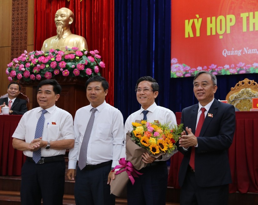 Ông Trần Nam Hưng (cầm hoa) - Phó chủ tịch tỉnh Quảng Nam. Ảnh: CTTĐT Quảng Nam