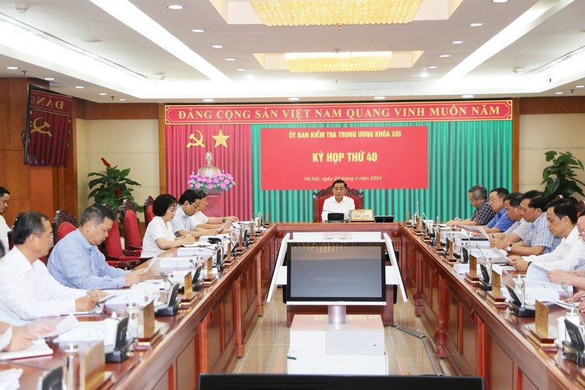 Chủ nhiệm Ủy ban Kiểm tra Trung ương Trần Cẩm Tú chủ trì Kỳ họp.