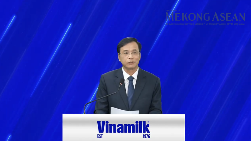 Ông Nguyễn Hạnh Phúc - Chủ tịch HĐQT Vinamilk trình bày báo cáo HĐQT trước đại hội.