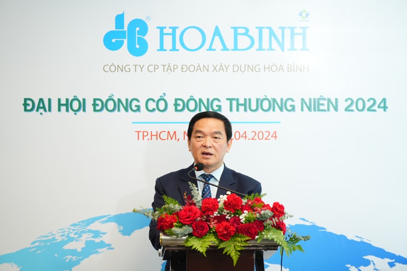 Ông Lê Viết Hải - Chủ tịch HBC chia sẻ với cổ đông tại ĐHĐCĐ thường niên năm 2024. Ảnh: HBC