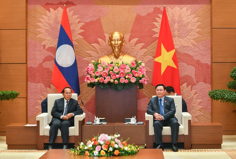 Chủ tịch Quốc hội Vương Đình Huệ tiếp Phó Chủ tịch nước Lào Bounthong Chitmany