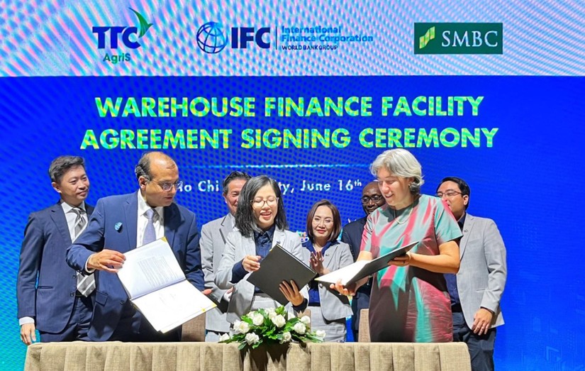 IFC và TTC AgriS ký kết thỏa thuận đầu tư trị, ngày 16/6. Ảnh: IFC.