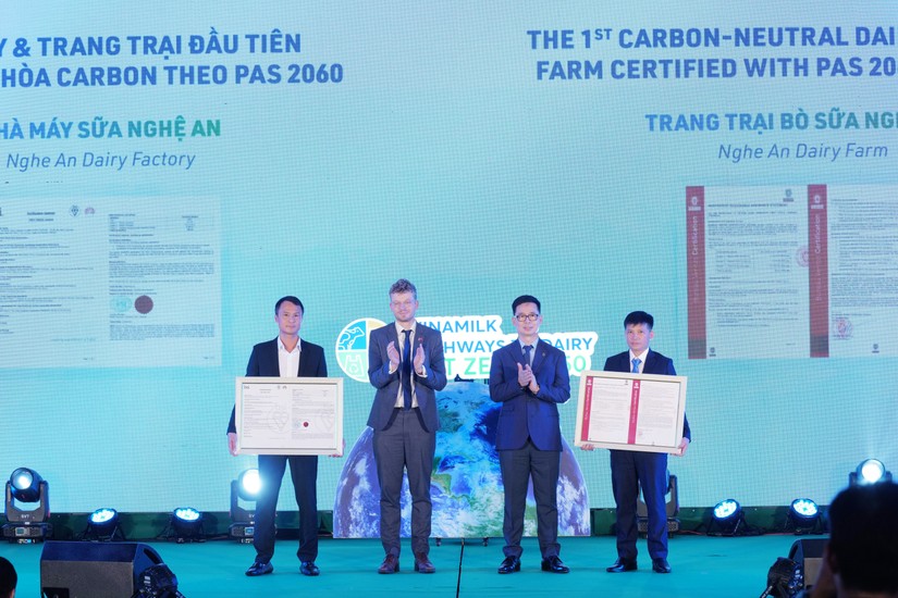 Đại diện các tổ chức quốc tế trao chứng nhận trung hòa carbon cho lãnh đạo nhà máy sữa và trang trại của Vinamilk tại Nghệ An.