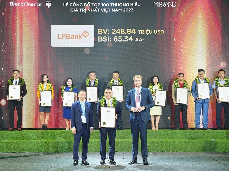 Ông Hồ Nam Tiến, Tổng Giám đốc LPBank (giữa) tại sự kiện vinh danh Top 100 thương hiệu giá trị nhất Việt Nam 2023.